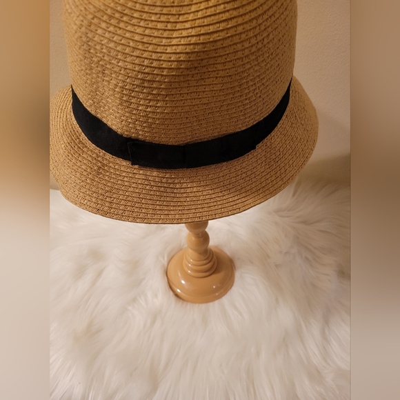 Bluenotes Straw Hat for a Spring refresh Featuring a classic fit with a brim. - Picture 15 of 15